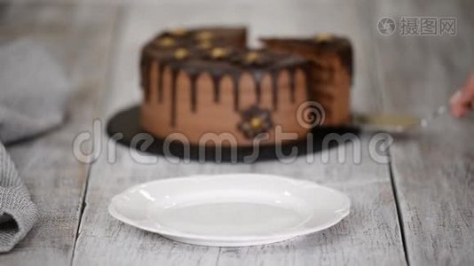 一层巧克力蛋糕和李子和朗姆酒。视频