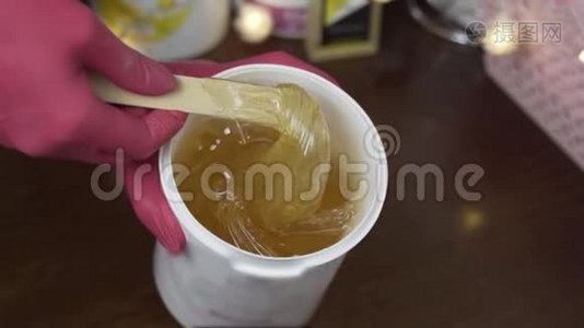 女性的手拿着膏状物去嘘嘘视频