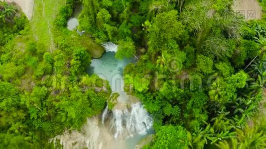 美丽的热带瀑布菲律宾，宿务视频
