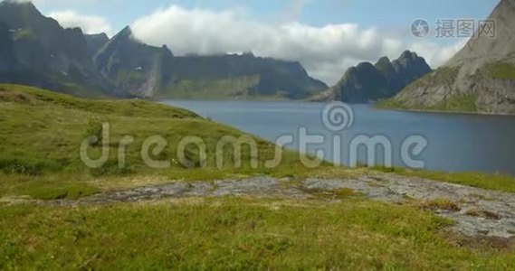 洛福顿，雷恩倾斜拍摄的北欧峡湾和蓝色湖泊。视频