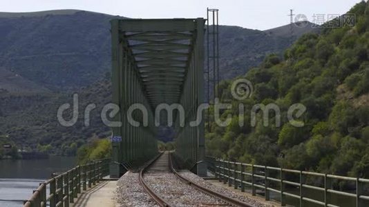 葡萄牙费拉多萨杜罗地区的铁路桥梁视频