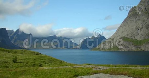 洛福顿，雷恩静态拍摄北欧峡湾和蓝色湖泊。视频