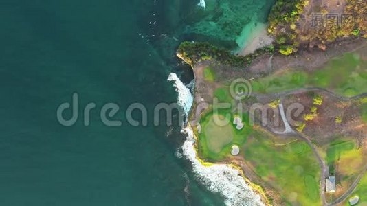 平静的泡沫海浪冲刷着绿色小岛陡峭的海岸视频
