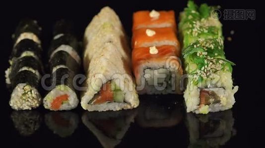 黑色背景下的一套寿司的特写。视频