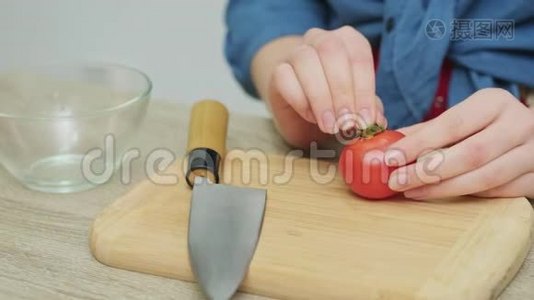 女性切片番茄减肥沙拉。视频