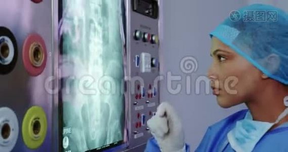 美籍非裔女医生在医院检查灯箱X光报告的特写视频