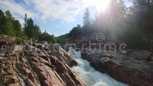 河流流经岩石山脉，靠近翡翠池视频