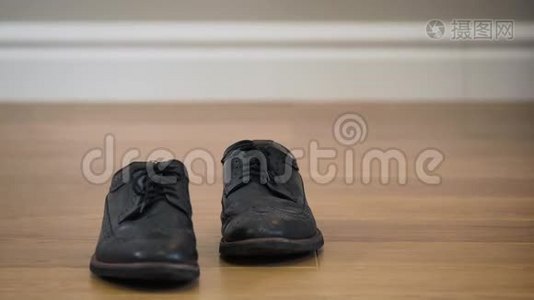 黑色时髦的布罗吉靴子站在木地板上。 优雅皮鞋的特写。 时尚，时尚。视频