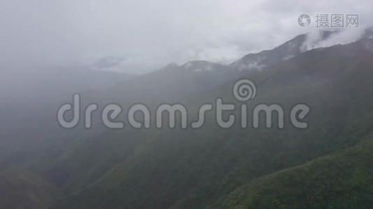 山顶上的雨林。 高地的雨云..视频