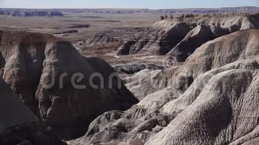 在阳光明媚的日子里画的沙漠。 不同的沉积岩和粘土被水冲走。 美国石化森林国家公园，视频