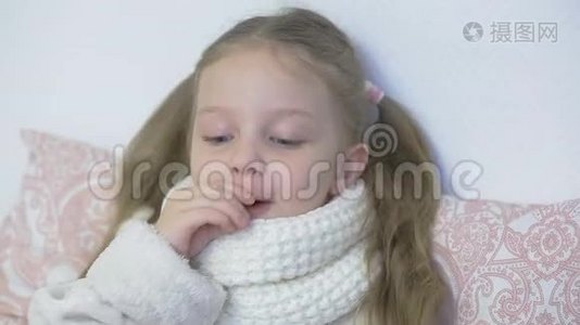 生病的小女孩咳嗽，照顾孩子，感冒和病毒性疾病视频