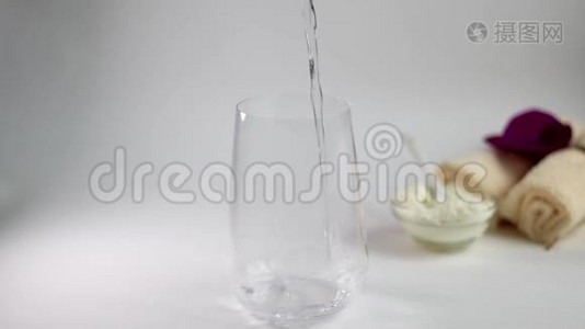 胶原蛋白粉用量勺放入玻璃杯中.. 冷冻框架额外蛋白质摄入.. 天然补充剂视频