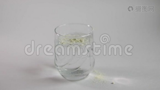 胶原蛋白粉用量勺放入玻璃杯中.. 冷冻框架额外蛋白质摄入.. 天然补充剂视频