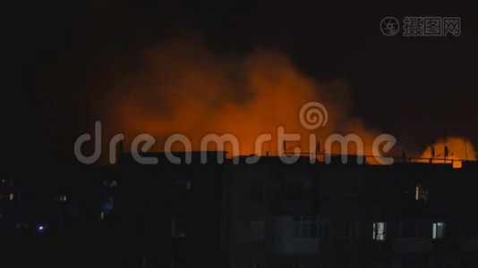 乌克兰，夜火城中，映衬着一座房子的轮廓.. 火灾和火灾视频