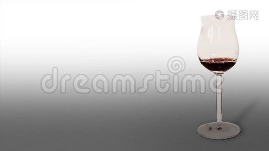 杯中满是白色背景的红酒视频