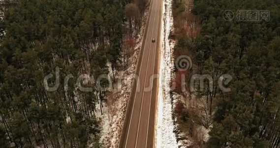 无人机在森林道路上射击白色卡车，并逐步提升和移除。 电影效果。视频