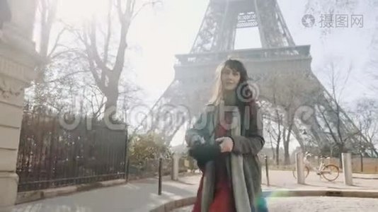 快乐美丽时尚的旅游女性摆姿势，戴上帽子在埃菲尔铁塔附近浪漫巴黎旅行慢动作。视频