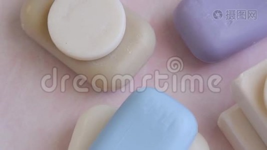 粉色背景的不同手工棒香皂视频