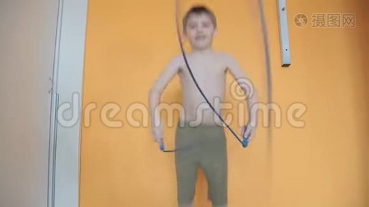 小男孩跳绳视频