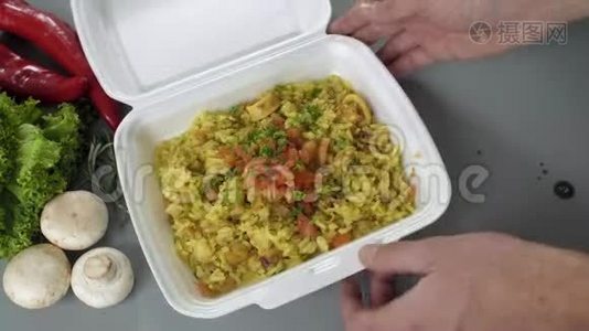 用发泡胶盒包装外卖食品.. 提供新鲜外卖套餐，包括米饭视频