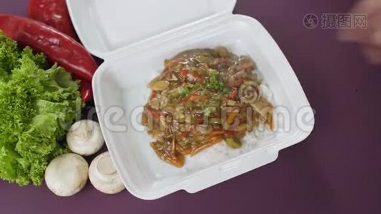 用发泡胶盒包装外卖食品.. 新鲜外卖套餐，包括米饭和蔬菜视频