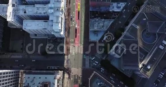 市场街上的空中俯瞰拍摄于傍晚，高楼林立视频