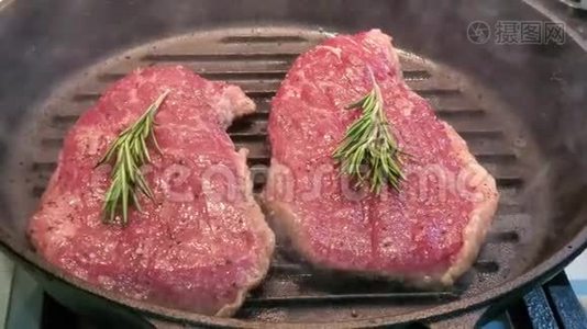 用烤盘烹制带有迷迭香的生小牛肉牛排视频
