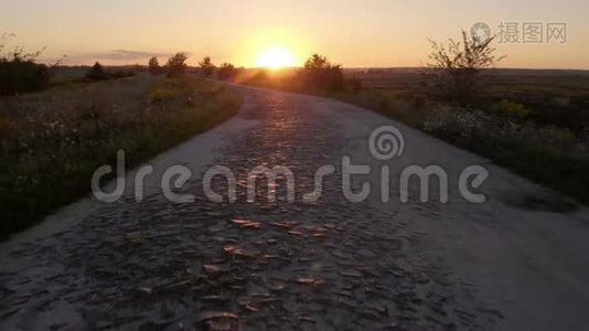 乡村夕阳的风景。视频