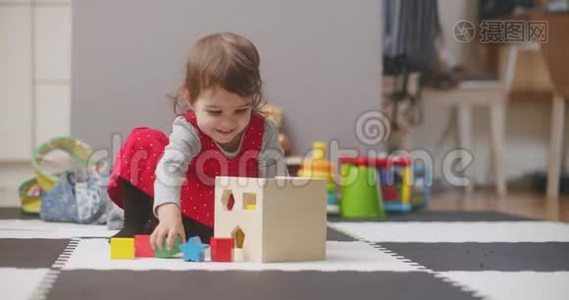 幼儿玩木玩具积木..视频
