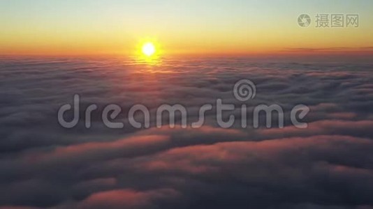 飞过晨霞，相机慢慢沉入雾中视频