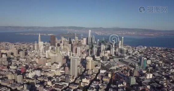 旧金山市中心旋转左侧快速无人机俯瞰海湾大桥视频