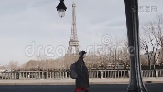 影院侧景拍摄，优雅幸福的美女沿着巴黎街头漫步，阳光明媚的埃菲尔铁塔观景慢动作..视频