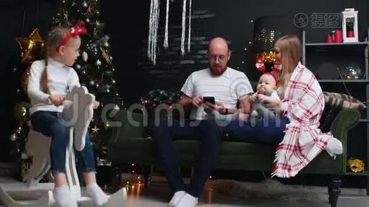 新年-妈妈和孩子们把爸爸的电话拿走了视频