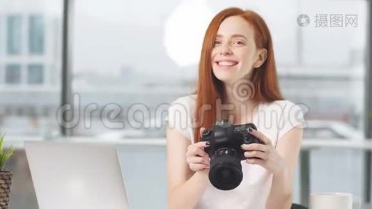 手里拿着数码相机的快乐记者女孩的肖像视频