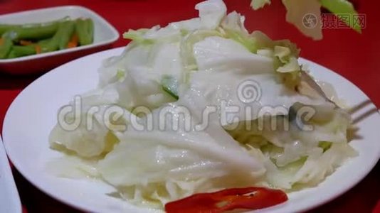 中餐厅餐桌上人们吃炒白菜的动作视频