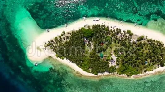 热带岛屿上有一个珊瑚礁，俯视图。 菲律宾Digyo岛。视频