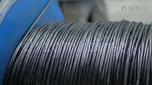 旋转线圈上的缠绕电缆.. 电力电缆的生产..视频