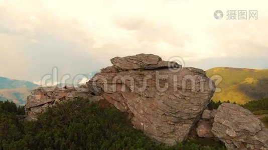 喀尔巴阡山脉的夏季景观。视频