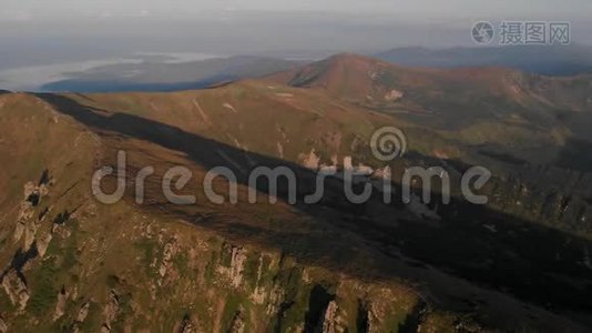 鸟瞰山峰和山谷..视频