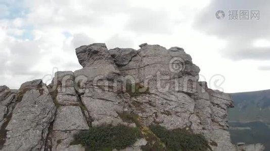 多云天空下的落基山峰..视频