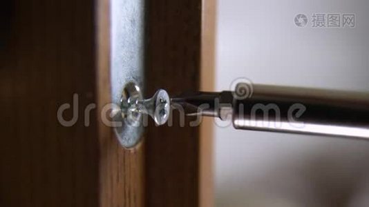 关闭木匠修理门锁。 安装门把手.. 汉德曼拧紧门铰链。 修理工的手视频