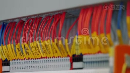 有多个开关和电线的电气控制面板，电缆终端插座视频
