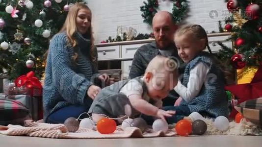 新年-妈妈和家人坐在一起亲吻宝宝视频