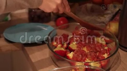 女孩做填好的西红柿。 特写镜头，在乡村厨房的背景上看得见的手视频