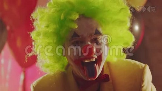 一个疯狂的小丑把他画好的舌头伸出来视频
