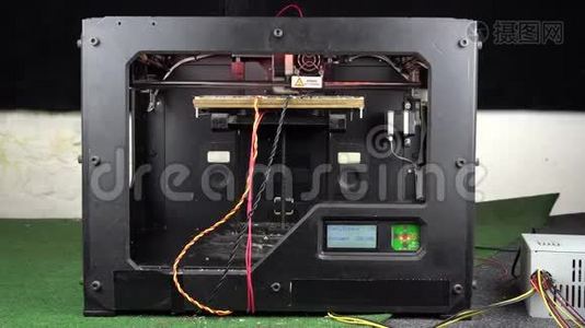 3D打印机工作。 熔融沉积模型，FDM。 3D打印机从塑料中打印物体。 自动三视频