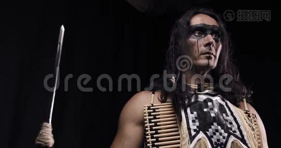 一个印第安印第安人的低角度视野，手里拿着战争颜料和长矛视频