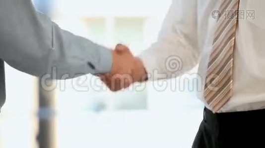 两个商人握手视频