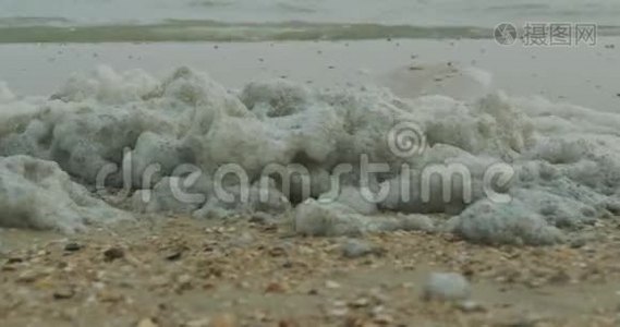 海岸上被污染的海洋泡沫。 有毒化学物质污染，脏海概念..视频