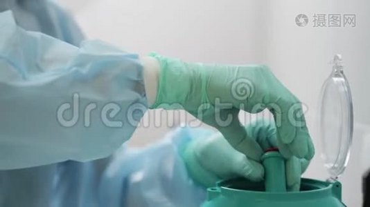 戴手套的医生用血液试管分析冠状病毒。 科学家技师把空泡机视频